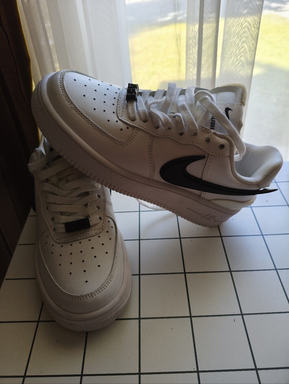 Nike White Athletic Sneakers with Black Swoosh Size 6.5 Mens.